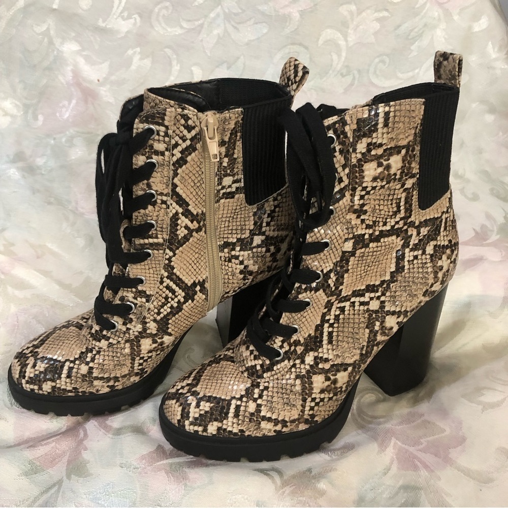 STEVE MADDEN Latch Lace-Up Hiker Booties Beige Black Snake Embossed Zip 9.5 - Picture 4 of 11